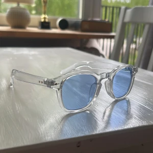 solglasögon med blåa glas - Snygga solglasögon. Perfekt accessoar för att sticka ut i sommar. 