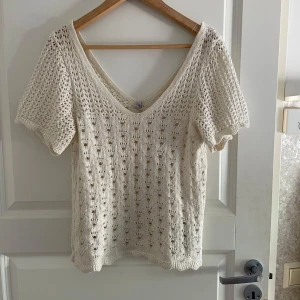 Stickad kortärmad topp från ONLY - Säljer denna topp från only då den ej kommer till användning längre. Storleken är M, men skulle även vilja säga att den passar som storlek S också💕