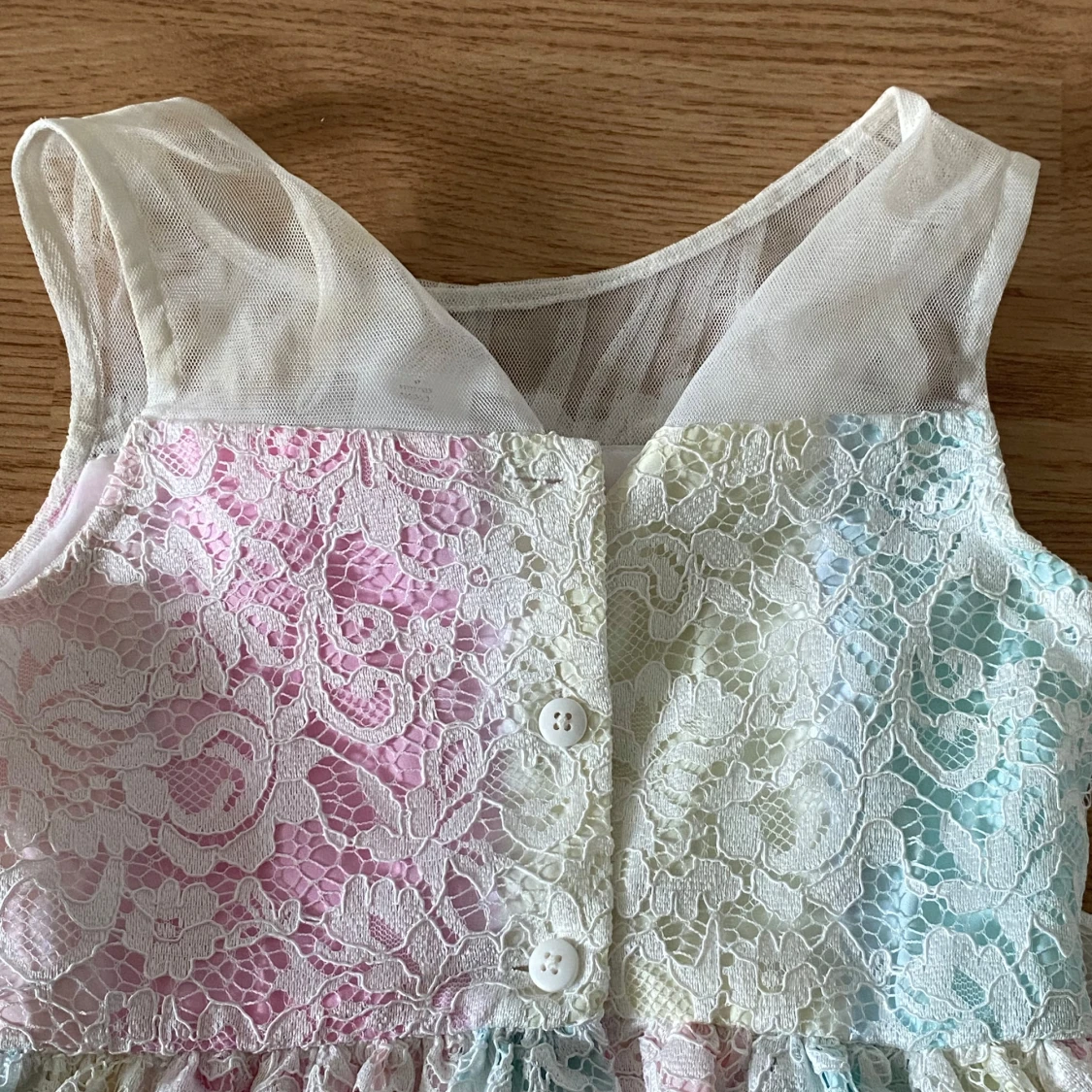 Pastellfärgad spetsklänning från Jona Michelle - 4