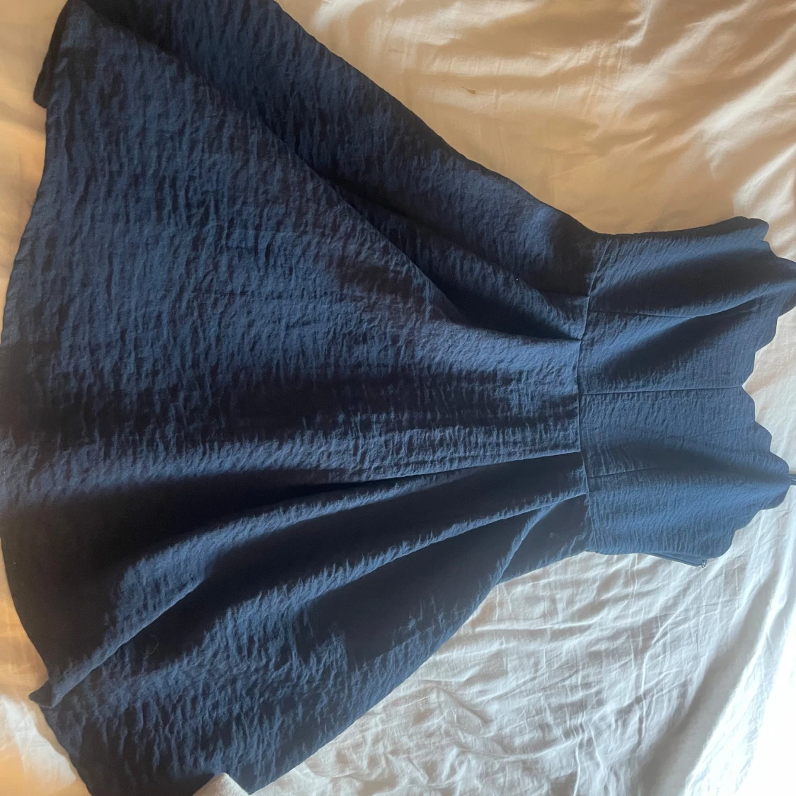 Marinblå klänning med vågig urringning