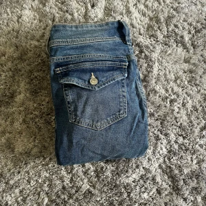 Blå bootcut low waisr jeans med fickdetaljer - Använda 1 gång och är svåra att få tag i just nu