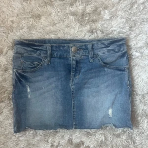 Jeanskjol  - Snygg lågmidjad jeanskjol!!