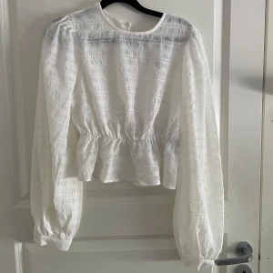 Vit blus - Säljer denna jättesöta blusen/toppen frpn NA-KD. Aldrig använt, då lappen fortfarande är kvar💕