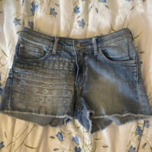 Jeansshorts med mönster  - Snygga blå jeansshorts från H&M i storlek 152🥰 ganska stora i storlek så skulle säga att de passar även 158. Knappast använda, säljer då dem inte kommer till användning.