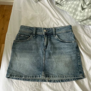 Blå jeanskjol från H&M - Jeans kjol H&M i kort modell. Medelhög midja, sitter som en xs