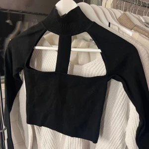 Svart långärmad topp  - Snygg topp med en cool skurning. Från Zara i storlek S, toppen har ett fint stickat material. Aldrig använd