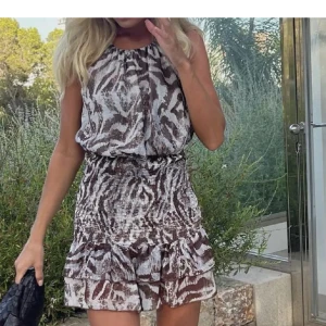 populär zara klänning - säljer nu min as snygga o populära klänning från zara, storlek xs- använd 2ggr