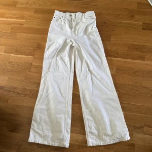 Vita jeans  - Super snygga vita jeans från Zara. Använda fåtal gånger så i väldigt fint skick.☀️