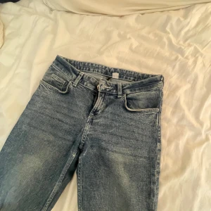 Blå bootcut jeans från Divided - Säljer ett par blå bootcut jeans fårn HM med bootcut och låg midja. Jeansen har klassisk femficksdesign och normal passform i midjan, har ej bilder på då de tyvärr är försmå men passar även en liten 36, pris kan diskuteras!