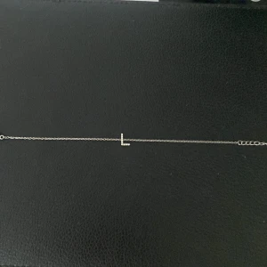 Silverfärgat armband med L-signatur - Säljer ett armband i silverfärg från Edblad. Armbandet har en enkel kedja och ett L, aldrig använd. Det är rostfrittstål, nickelsäkert och vattentåligt. Armbandets justerbara längd är 15,5-18,5 cm. Skriv om ni undrar något💕