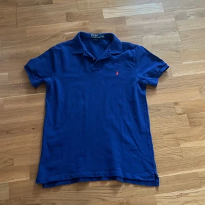 Blå pikétröja från Polo Ralph Lauren - Säljer en klassisk blå pikétröja från Polo Ralph Lauren, skick 9/10, fråga gärna om det är något!