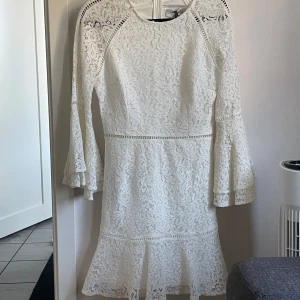 Studentklänning från By Malina - Studentklänning eller vit klänning från By Malina i strl M. Skulle säga att den är liten i storleken och mer är XS/S. Ny med prislapp. Nypris är ca 1 800 om man söker