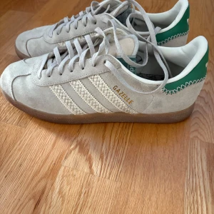 Adidas Gazelle  - Säljer ett par klassiska Adidas Gazelle sneakers i ljusbeige mocka. Väldigt sparsamt använda. 
