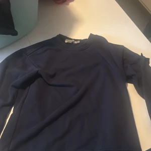 Mörkblå sweatshirt från Stone Island - säljer mörkblå stone island sweatshirt, de är storlek M men de passar som S, använd runt cirka 6 gånger, och den är i bra skick