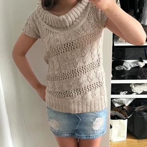 Stickat tröja  - Kortärmad stickat tröja 