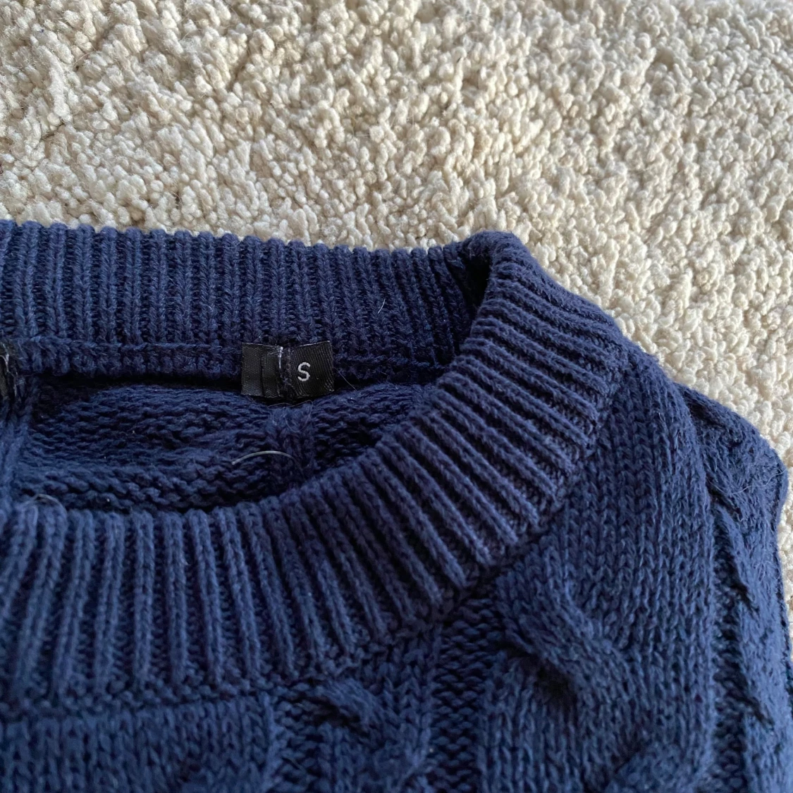 Mörkblå kabelstickad tröja - 2