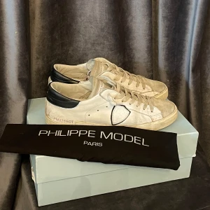 Philippe model  - Philippe model PRXS - skick 7/10, lite slitna här o där och någon defekt förekommer, men inget som påverkar användning! - stl 41 - tillbehör: box - riktigt fet och eftertraktad sko! - hör av er vid funderingar🙌