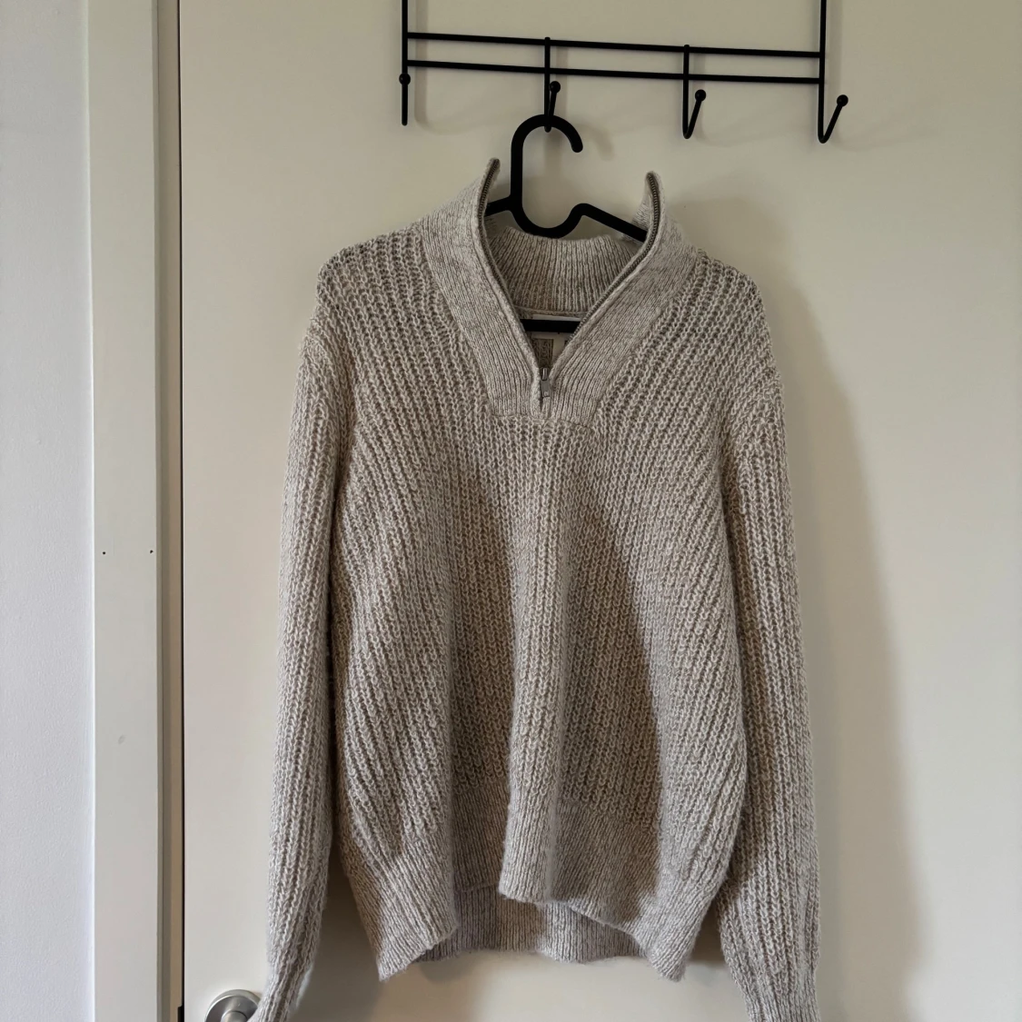 Beige stickad polotröja med dragkedja(ser mörk ut på dem två sista bilderna eftersom att lampan inte funkar, den är inte så mörk) - 1