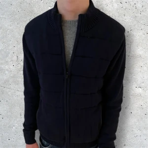 Stickad Cardigan - Asfet cardigan jacka som inte säljs längre | 9/10 skick | storlek M, modell på bilden är 183 | skriv vid frågor!