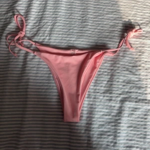 Rosa bikiniunderdel med knyt💗 - Säljer en söt ljusrosa bikiniunderdel med knyt i sidorna. Aldrig använd.
