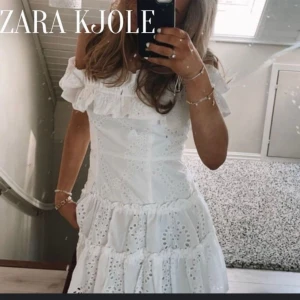 Vit klänning med volanger - Säljer denna superfina klänningen från Zara då den tyvärr inte passar längre. Endast använd en gång! Pris kan diskuteras💕
