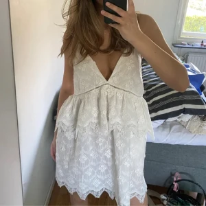 By malina klänning - Säljer en superfin studentklänning! Justrerbara band🥰