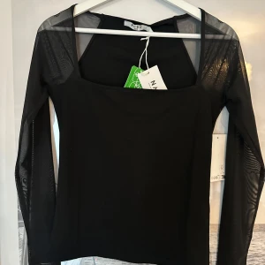 Festtopp  - Jättefin topp från NAKD som inte kommit till användning. Meshtyg på armarna och med fyrkantig urringning. 💋