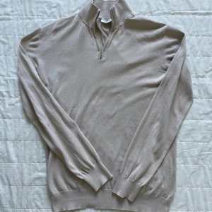 John Henric half-zip - Säljer nu min beigea half-zip ifrån John Henric. |  Tunn och väldigt bekväm. | Storlek M. | Fint material och som ny. | Släng iväg en signal vid funderingar så svarar jag snabbt. |