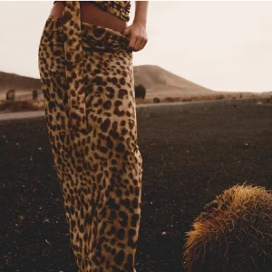 Leopardmönstrad långkjol  - Säljer denna jättesnygga leopard kjolen för att den inte kommer till någon andvändning. Endast använt den en gång så i jätte bra skick💗