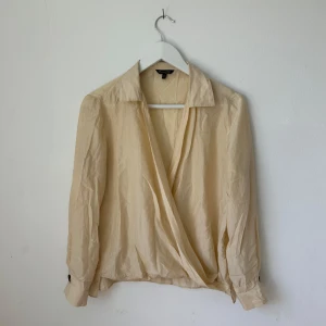 Beige Massimo Dutti blus - Säljer en snygg beige blus från Massimo Dutti i storlek 38. Blusen har långa ärmar och krage. Tillverkad i mjukt material som ger en skön känsla och ett avslappnat fall. Perfekt för dig som gillar stilrena plagg. Artnr: Ö258