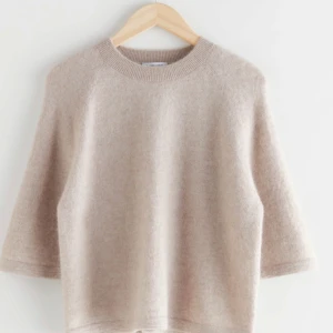 Stickad T-shirt  - Stickad t-shirt från &otherstories, använd fåtal gånger!