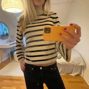 Randig stickad tröja - Randig finstickad polotröja från inwear i stl xs😍