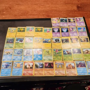 Pokémonkort - Blandad samling - Stor samling Pokémonkort med olika typer och generationer. Perfekt för dig som vill börja samla eller utöka din samling! Här finns både klassiska och nyare kort, med många favoriter från spelet och serien. 40 stycken