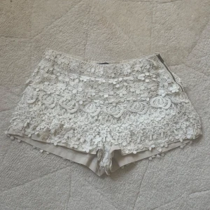 Spetsshorts  - Så fina zara spetsshorts med dragkedja på sidan. De är lågmidjade 💕💕