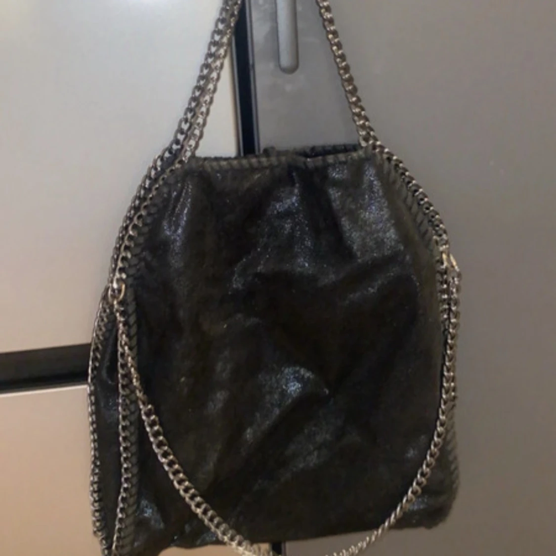 Svart axelväska med kedjedetaljer