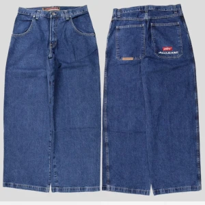 JNCO Jeans - Vintage 90s JNCO skate baggy Jeans.                     Skick: Bra vintage skick Uppsydda 6,5cm Innersöm: 71cm Yttersöm: 99cm. Tar emot bud också skriv ett pris. Orginal pris är cirka 2500 säljer dem så billigt för jag bara ska ha dem sålda de finns inga skador på dem