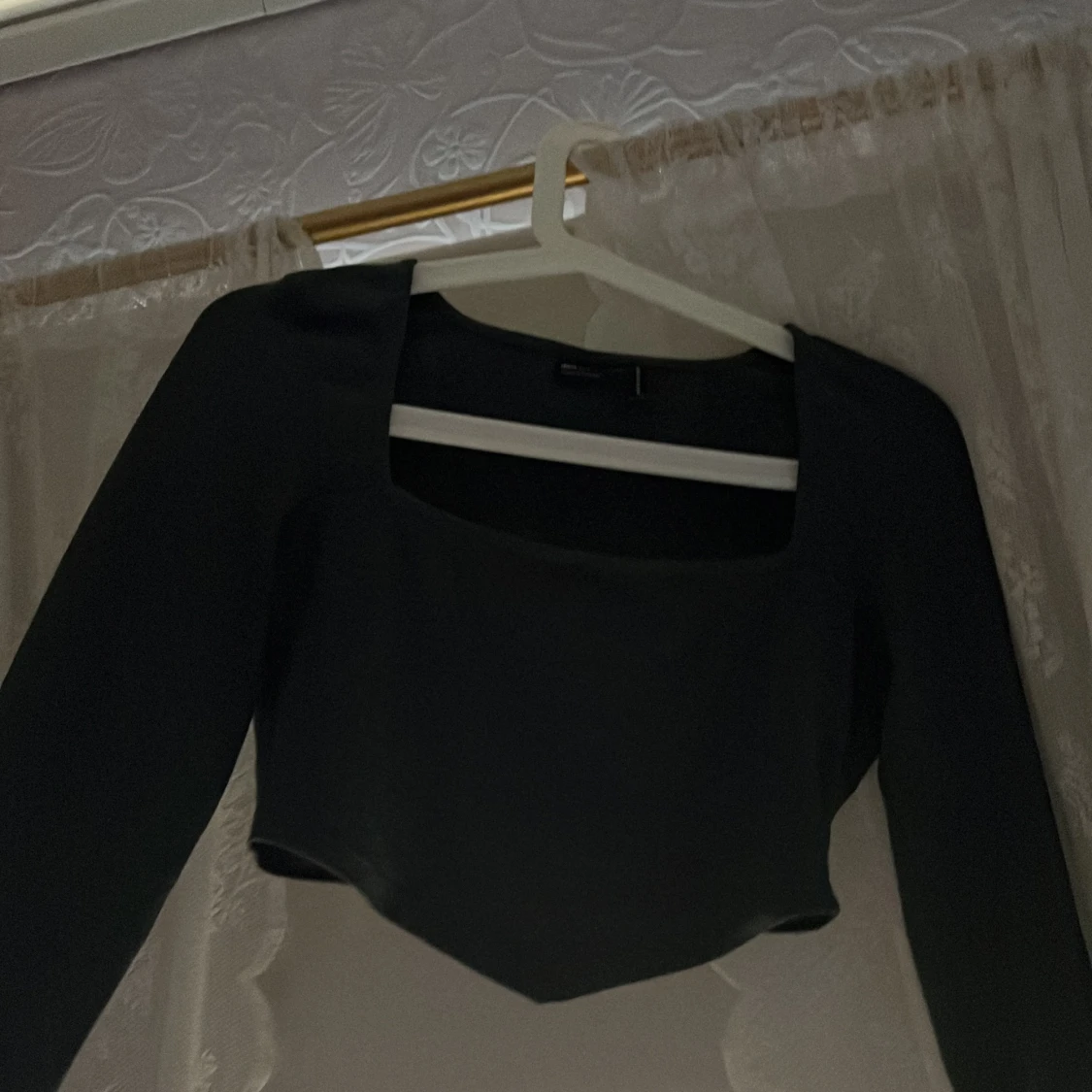 Svart croppad topp med lång ärm