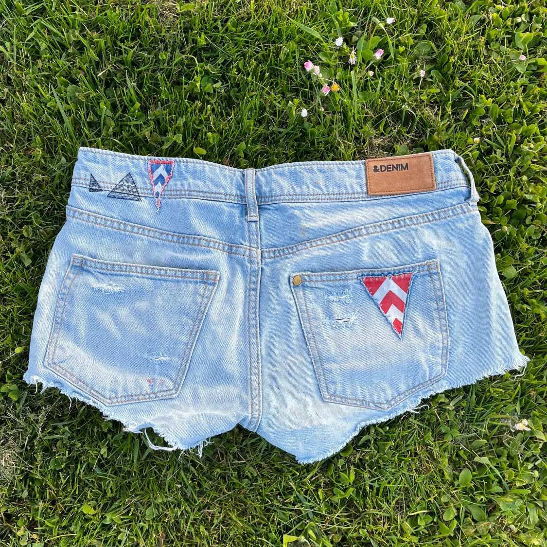 Ljusblå jeansshorts med patchar och slitningar - 1