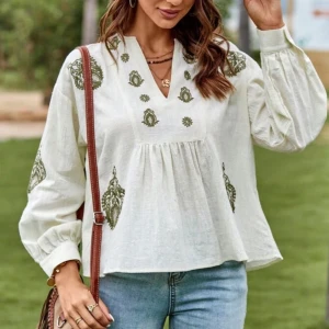 Sommrig Boho blus med gröna detaljer - Jätte fin o skön sommrig blus passar till allt med fina gröna detaljer, lös passning och luftigt material 