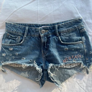 Low waist vintage jeansshorts  - Skit snygga jeansshorts med rosa broderingar - Midjemått rakt över: 37 cm 💙