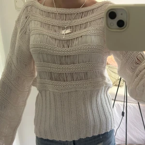 Vit stickad tröja - Unik stickad tröja som är i strl L men passar mig som vanligtvis bär strl S