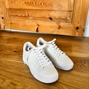 Vita sneakers  - Fina vita sneakers i storlek 38, använda ett par gånger! Perfekta skor till sommaren och skolavslutningen🤍 