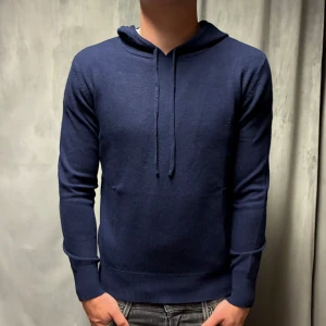 Kashmir/Merino hoodie - En riktigt fet marinblå Kashmir/Merino hoodie i storlek XS! Använd 1 gång, därför nyskick på hoodien! Hör av dig vid frågor!🌟