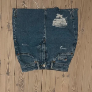 Blå jeanskjol - Superfin jeanskjol med bra fickor, skulle säga att den e ganska liten i storleken, så kanske mera en 32 än 34💕