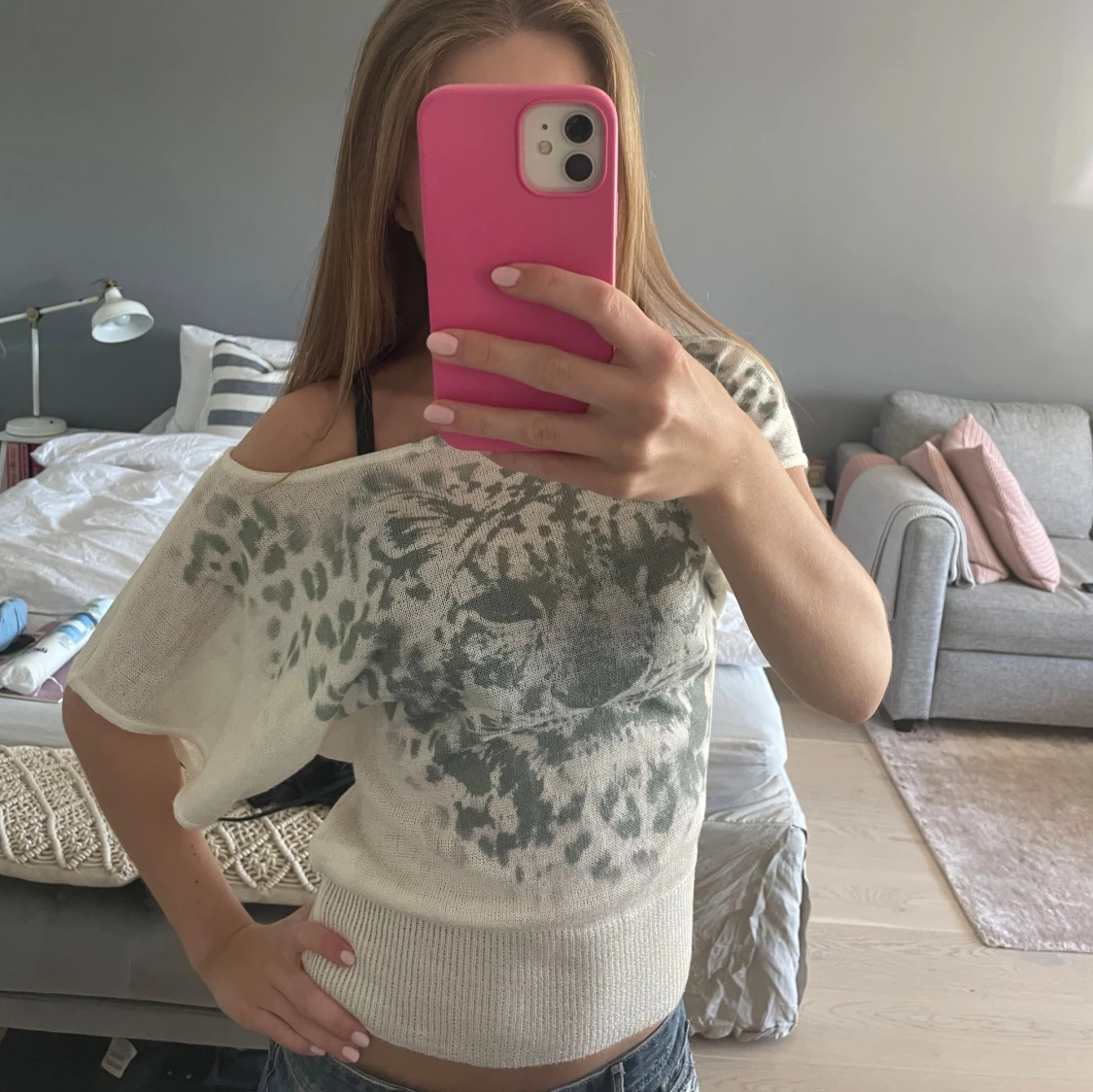 Vit stickad topp med leopardmönster - 1