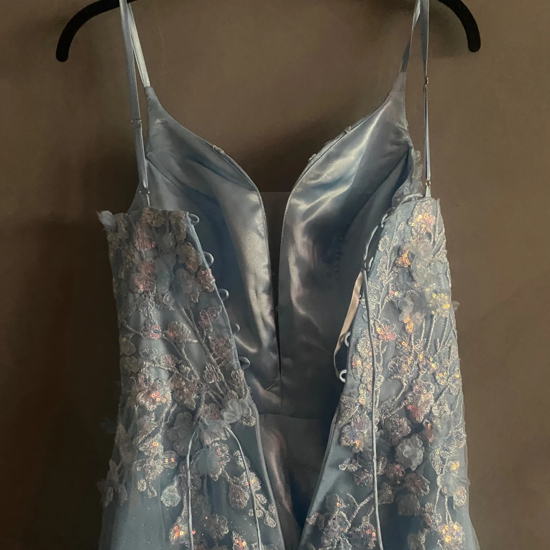 Ljusblå långklänning med blommig spets och volang - 3