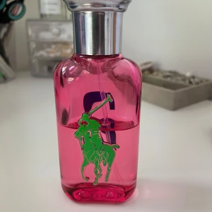  Ralph Lauren Big Pony 2 parfym - Jag säljer denna parfymen från ralph lauren då jag inte använder den längre, det är typ precis hälften kvar i flaskan! Den luktar väldigt väldigt gott och håller länge! Ny pris 680 kr (Åhléns) 