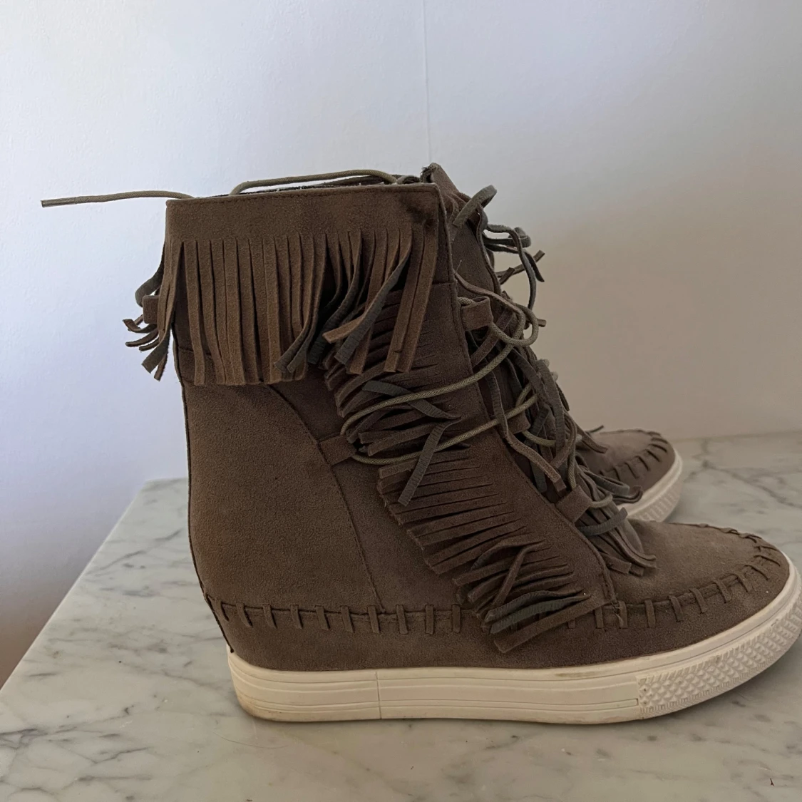 Grå mockaboots med fransar - 2