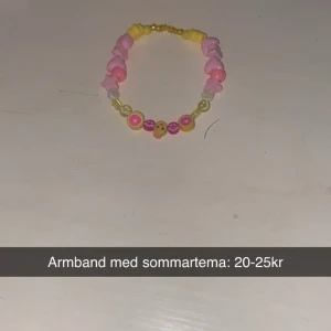 Pärlarmband och halsband i vitt - Säljer olika smycken armband,nyckelringar osv det kommer fler bilder i en till artikel och kolla in vår Instagram och TikTok vi heter smyckenbybff2. Pris diskuteras i pm ni kan också ge olika förslag på pris❤️