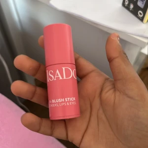 Blush Stick 62 Rose Perfection från IsaDora - Krämrouge i stickformat från IsaDora i nyansen 62 Rose Perfection. Multifunktionell produkt som kan användas på kinder, läppar och ögon. Kommer i en rosa hylsa och är vegansk samt doftfri.